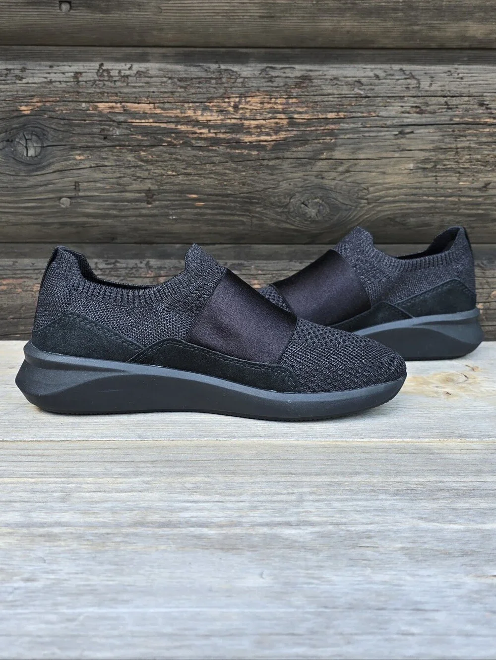 Clarks Un Rio Knit Athleisure Minimalist Knit Shimmer Comfort Sneakers 7M